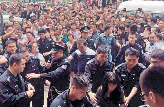 近日，某人贩指认现场，被群众包围。